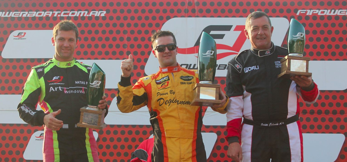 Fernando Degiamma con su trofeo junto a otros pilotos en el podio